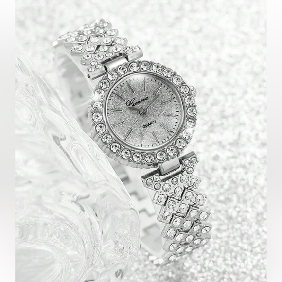 Elegant Silver Women's Watch and Bracelet Set - Picture 5 of 7